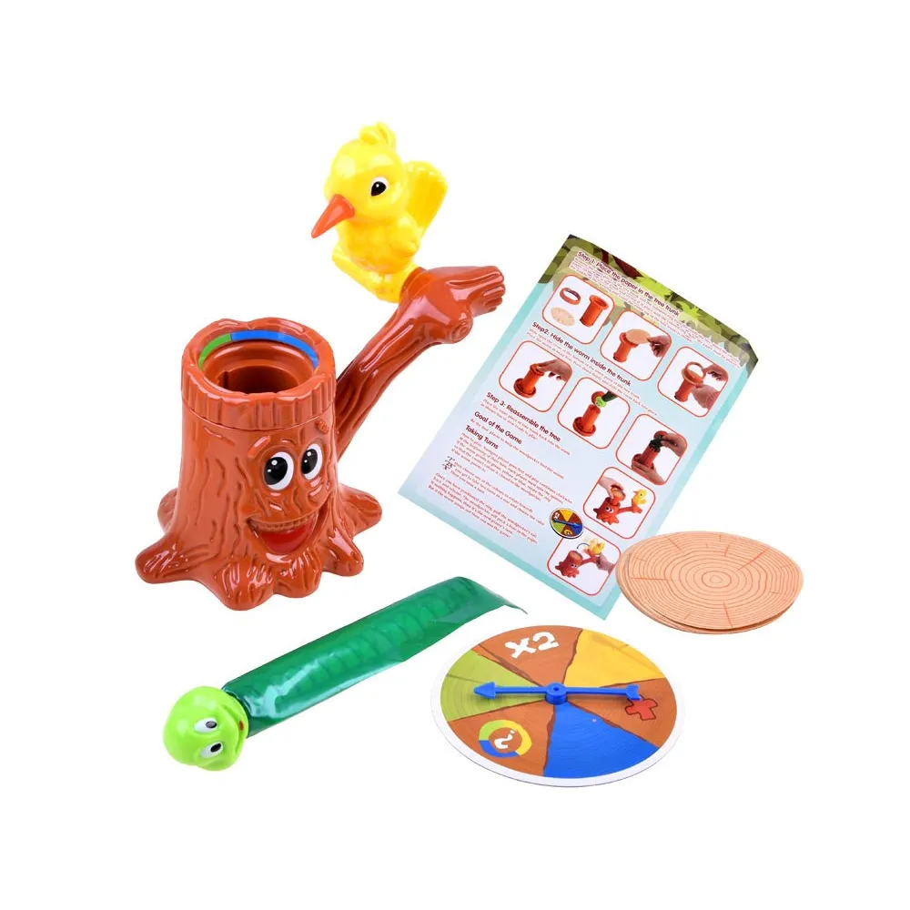 Zbliżenie na figurkę dzięcioła i plastikowy pień drzewa