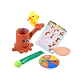 Zbliżenie na figurkę dzięcioła i plastikowy pień drzewa