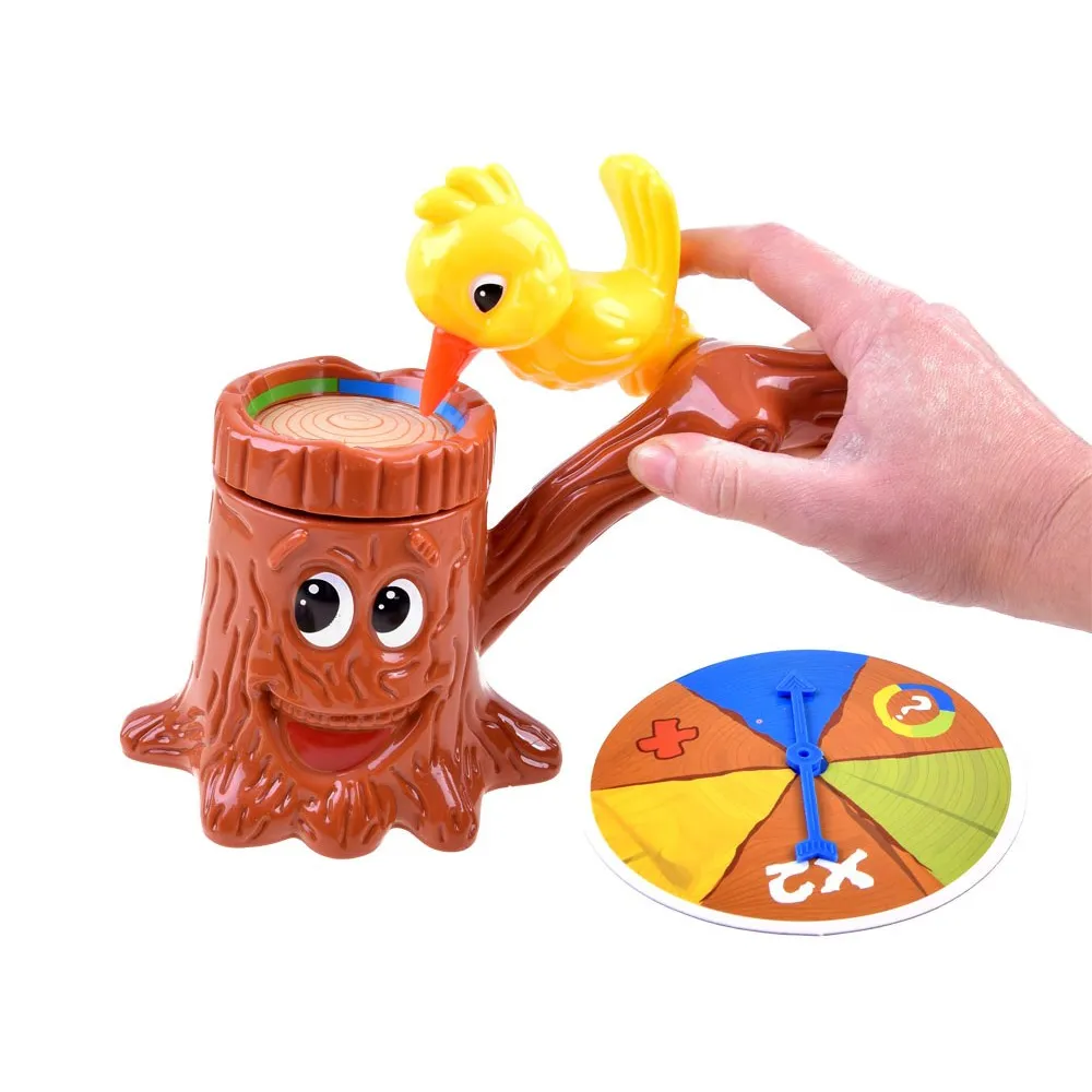 Detal mechanizmu uderzania z użyciem dzięcioła podczas gry