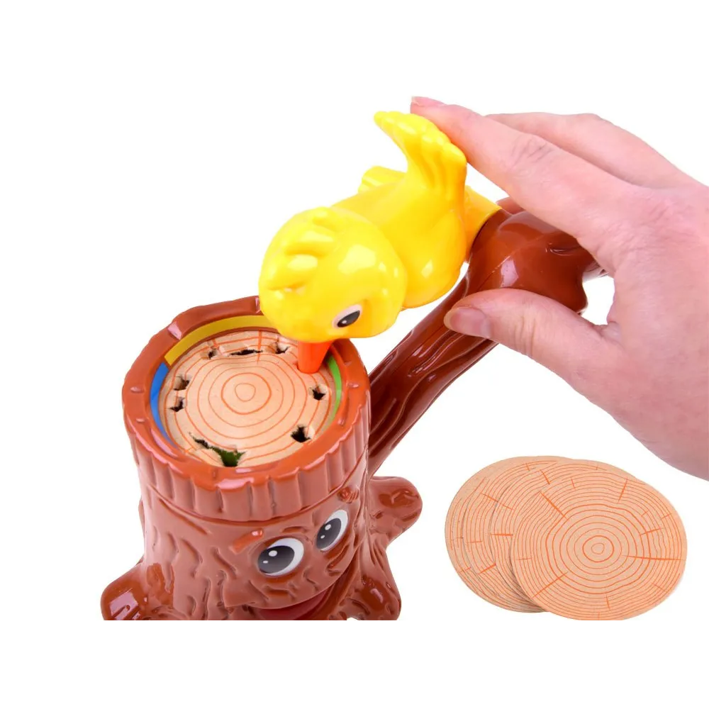 Losująca tarcza ze strzałką obok elementów gry