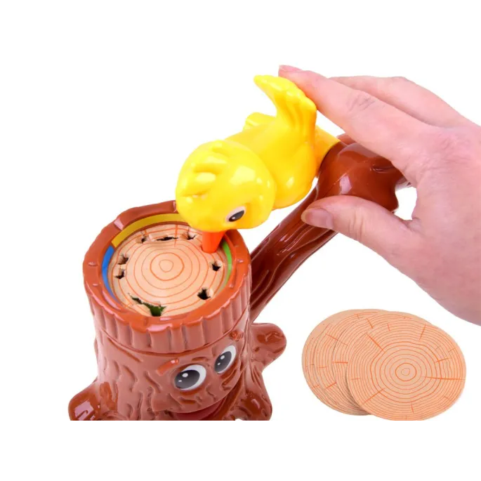 Losująca tarcza ze strzałką obok elementów gry