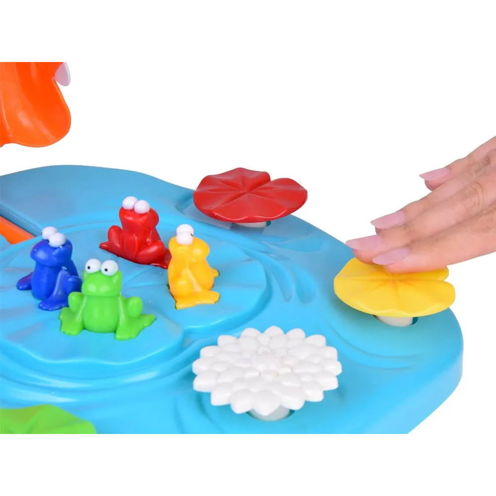 ręka gracza w trakcie ratowania żabki przed krokodylem