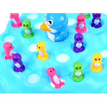 karty do gry pingwiny na górze lodowej rozłożone przy planszy