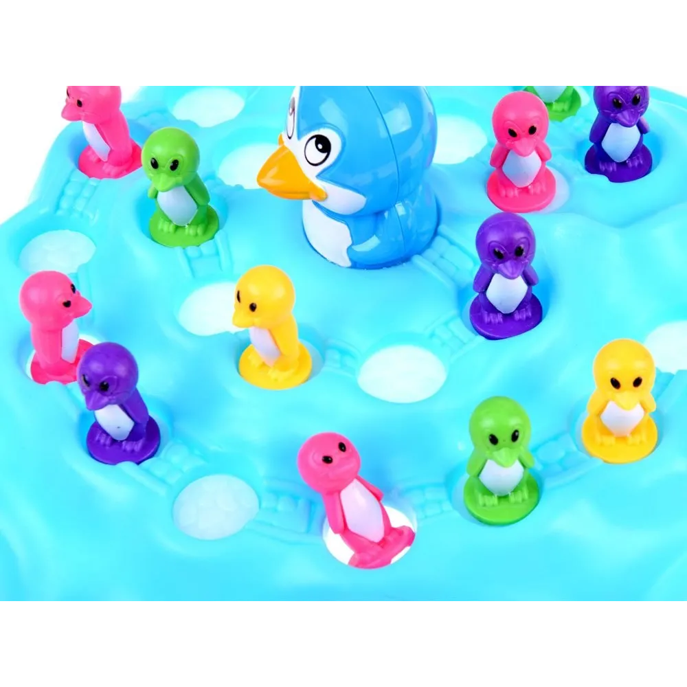 karty do gry pingwiny na górze lodowej rozłożone przy planszy