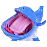 widok zabawki wodny wieloryb z korkiem na wodę