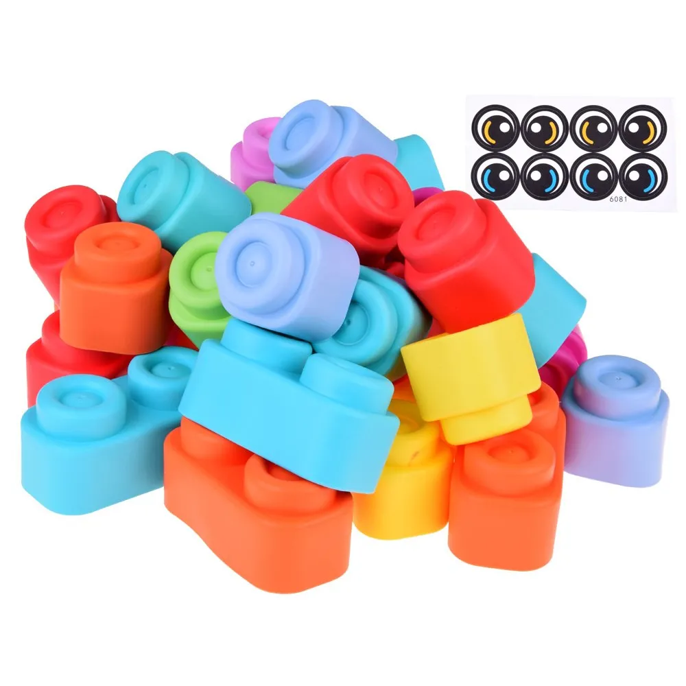 zbliżenie na elastyczne, miękkie klocki przedstawiające różne kształty