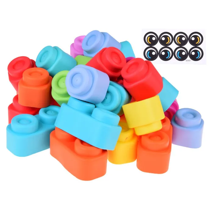 zbliżenie na elastyczne, miękkie klocki przedstawiające różne kształty