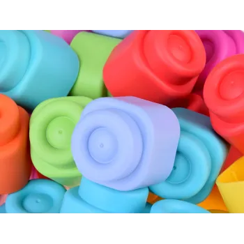 dziecko trzymające kolorowy gumowy klocek podczas zabawy