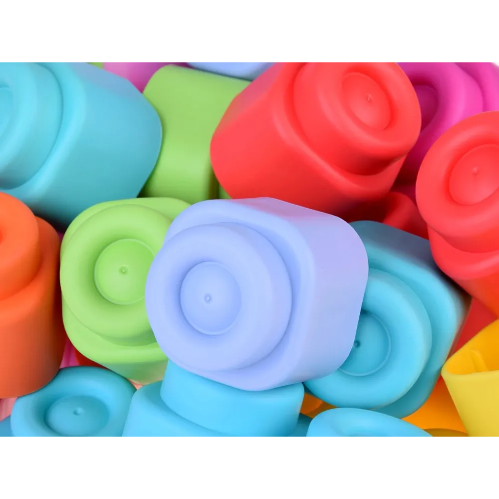 dziecko trzymające kolorowy gumowy klocek podczas zabawy