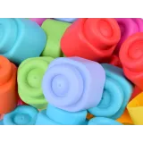 dziecko trzymające kolorowy gumowy klocek podczas zabawy