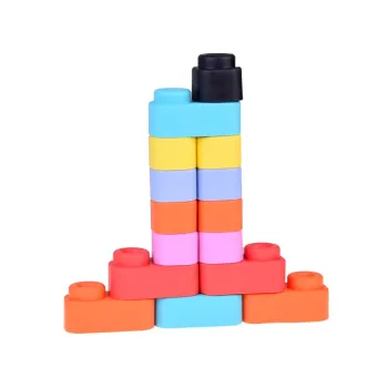 różnokolorowe gumowe klocki rozsypane na podłodze