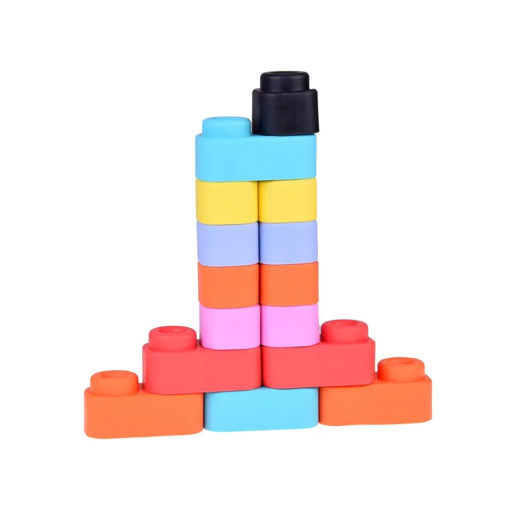 różnokolorowe gumowe klocki rozsypane na podłodze