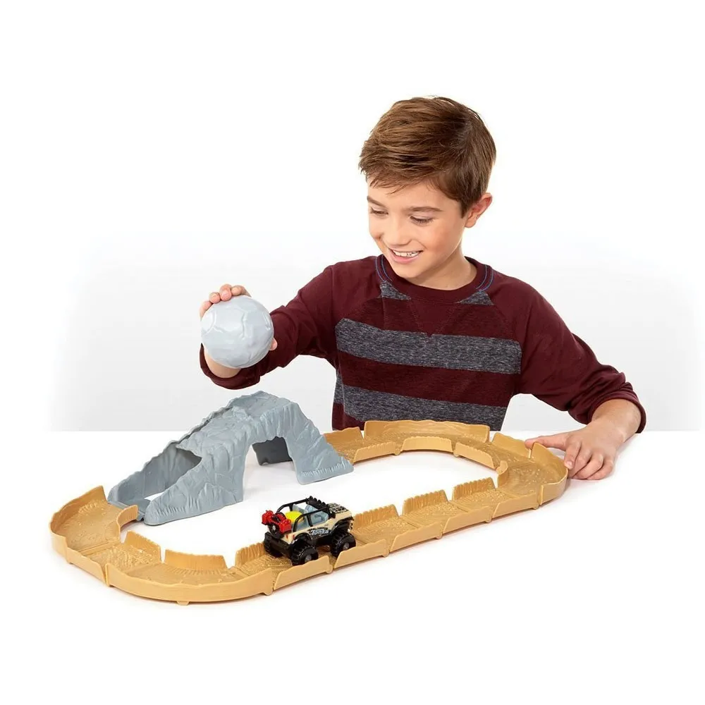 zbliżenie na samochód terenowy jeep z gumowymi oponami na torze