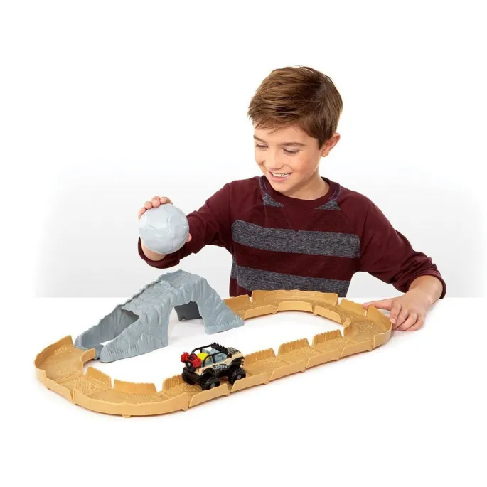 zbliżenie na samochód terenowy jeep z gumowymi oponami na torze