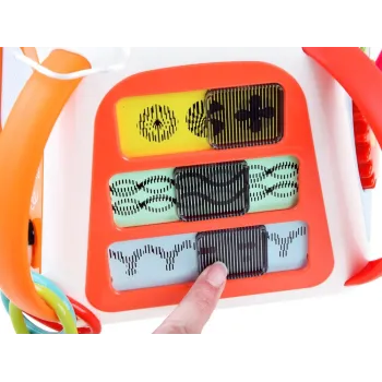 zbliżenie na labirynt z koralikami na szczycie kostki