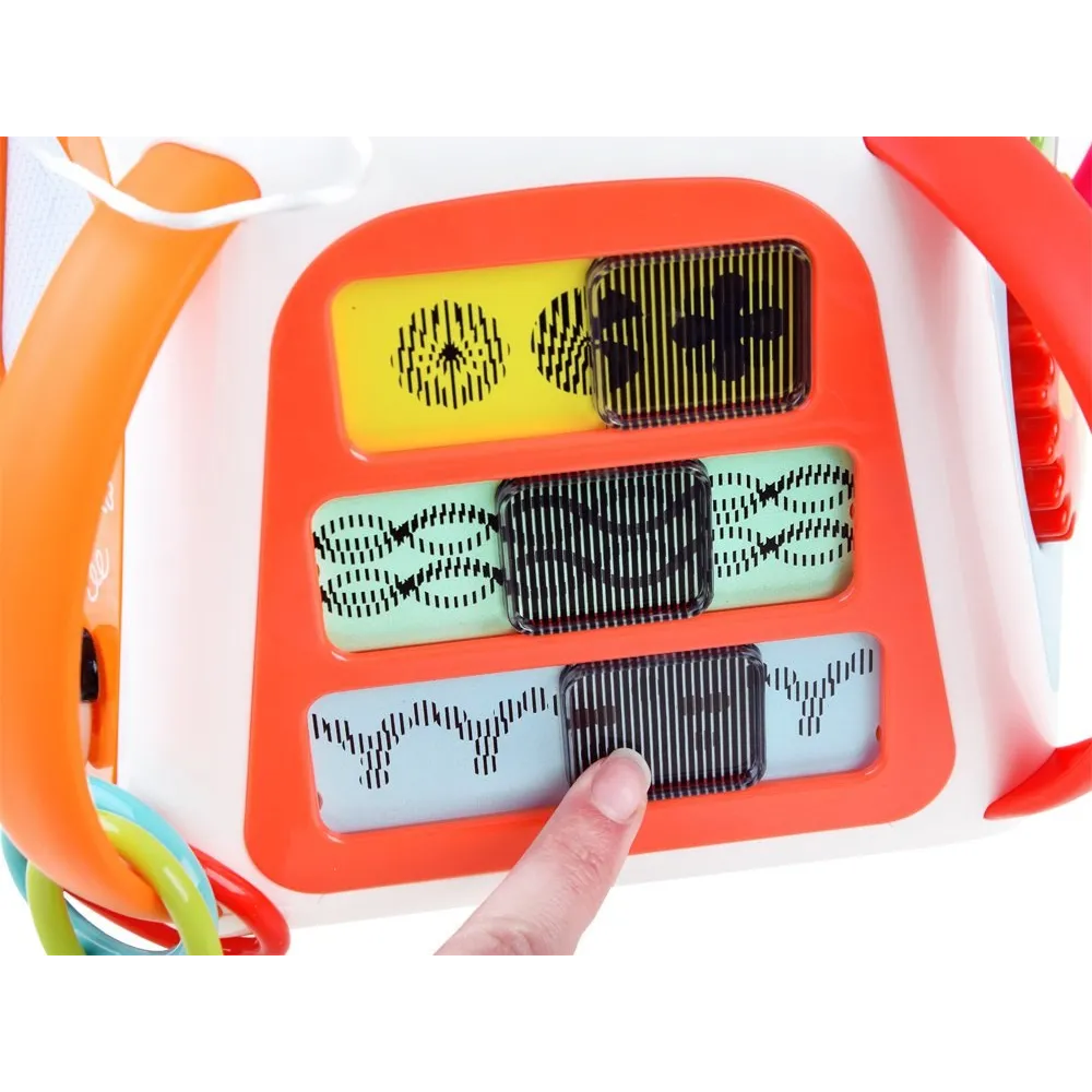 zbliżenie na labirynt z koralikami na szczycie kostki