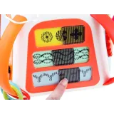 zbliżenie na labirynt z koralikami na szczycie kostki