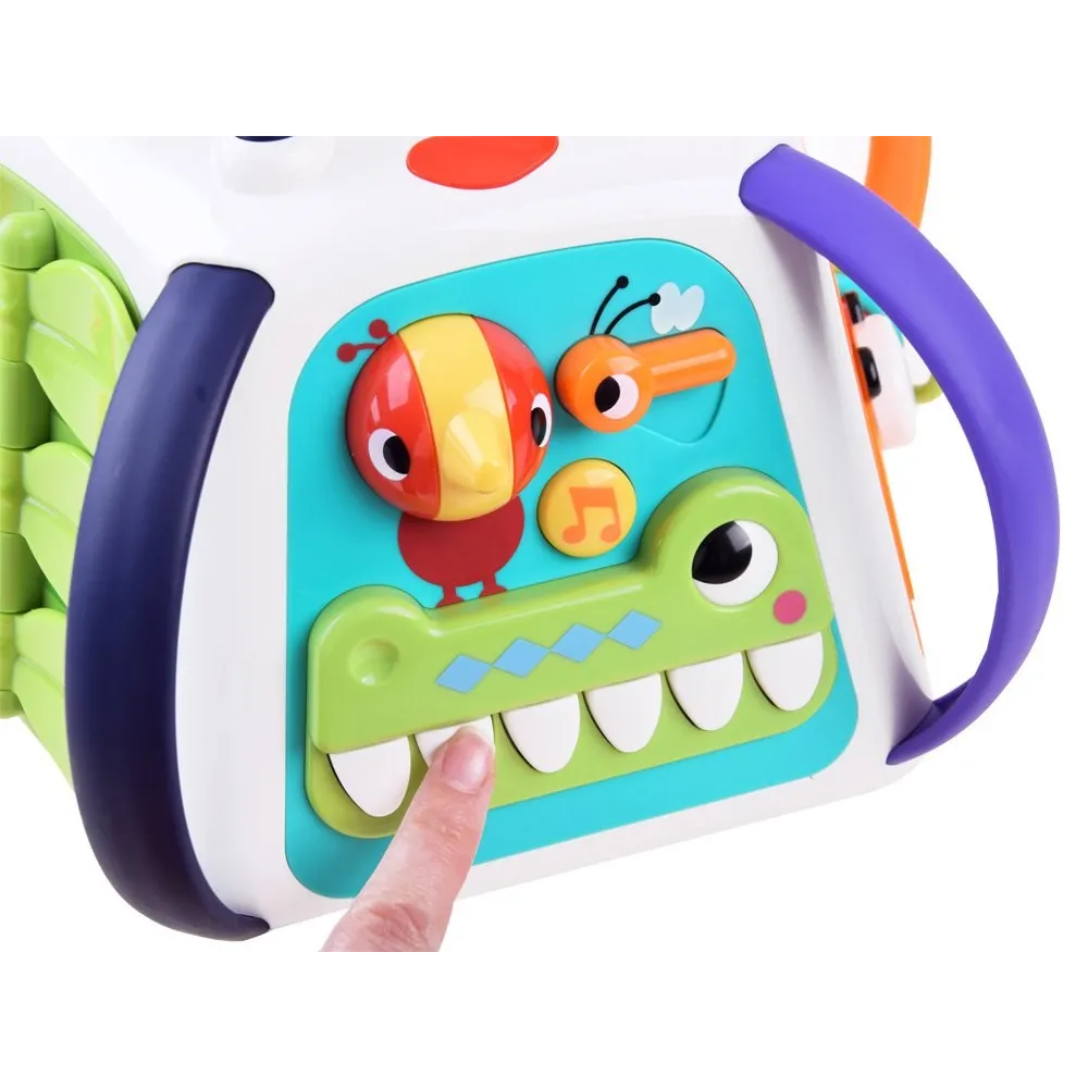 detal ściany z rysikiem i znikopisem do rysowania