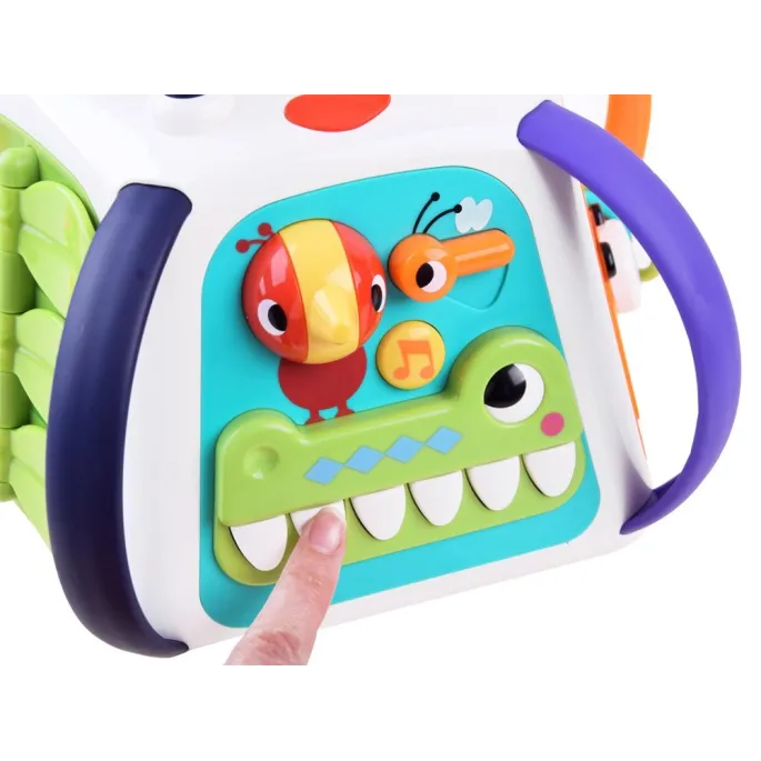 detal ściany z rysikiem i znikopisem do rysowania