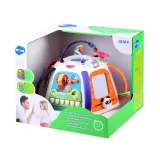 ścianka ozdobiona drzewem i kolorowymi listkami