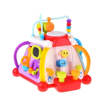 Widok ściany z ruchomymi kołami zębatymi i interaktywnymi elementami