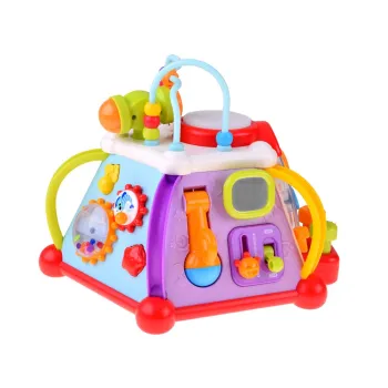 Przybliżenie na ścianę do uderzania młotkiem i ruchome kulki kostki