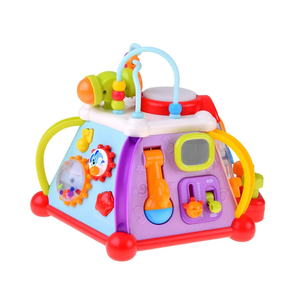 Przybliżenie na ścianę do uderzania młotkiem i ruchome kulki kostki