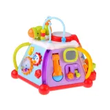 Przybliżenie na ścianę do uderzania młotkiem i ruchome kulki kostki