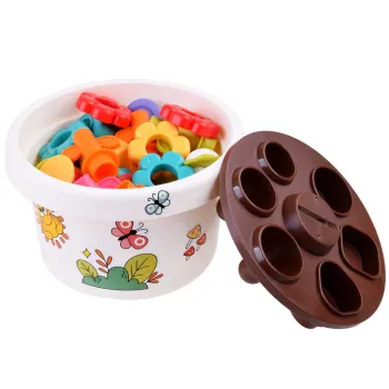 dziecko bawiące się kolorowymi żetonami i doniczką hola