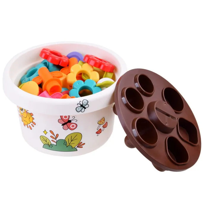 dziecko bawiące się kolorowymi żetonami i doniczką hola