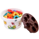 dziecko bawiące się kolorowymi żetonami i doniczką hola