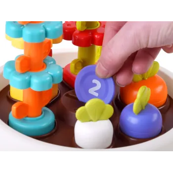 układanie wieży z elementów zestawu hola z kwiatkami