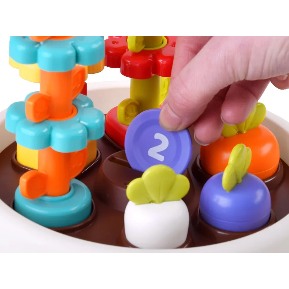 układanie wieży z elementów zestawu hola z kwiatkami