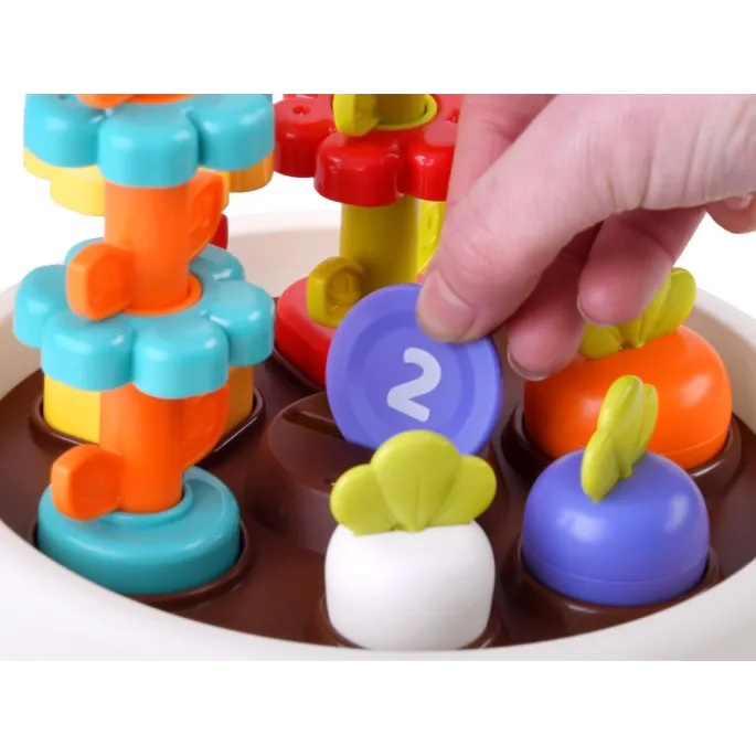 układanie wieży z elementów zestawu hola z kwiatkami