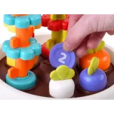 układanie wieży z elementów zestawu hola z kwiatkami