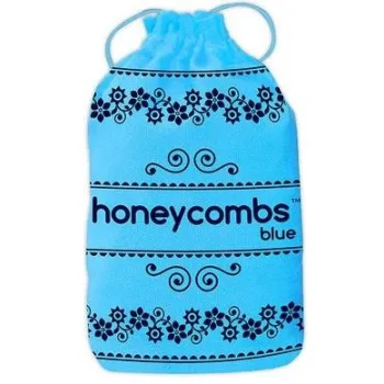 Honeycombs Blue – zbliżenie na sześciokątne płytki z motywem azulejos