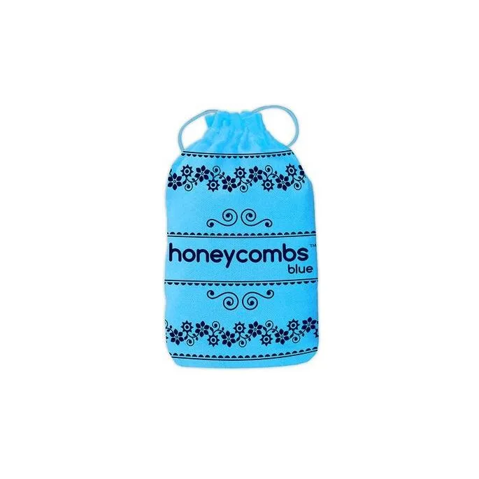 Honeycombs Blue – zbliżenie na sześciokątne płytki z motywem azulejos