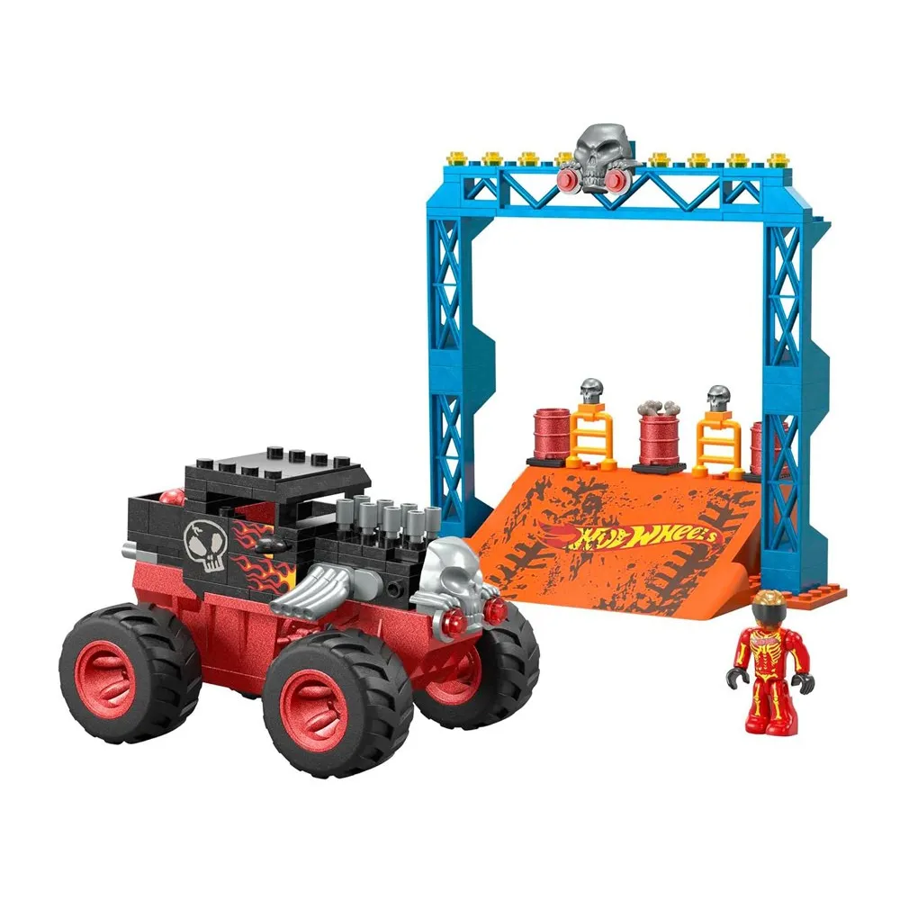 Zbliżenie na figurkę kierowcy w monster trucku Hot Wheels