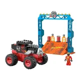 Zbliżenie na figurkę kierowcy w monster trucku Hot Wheels