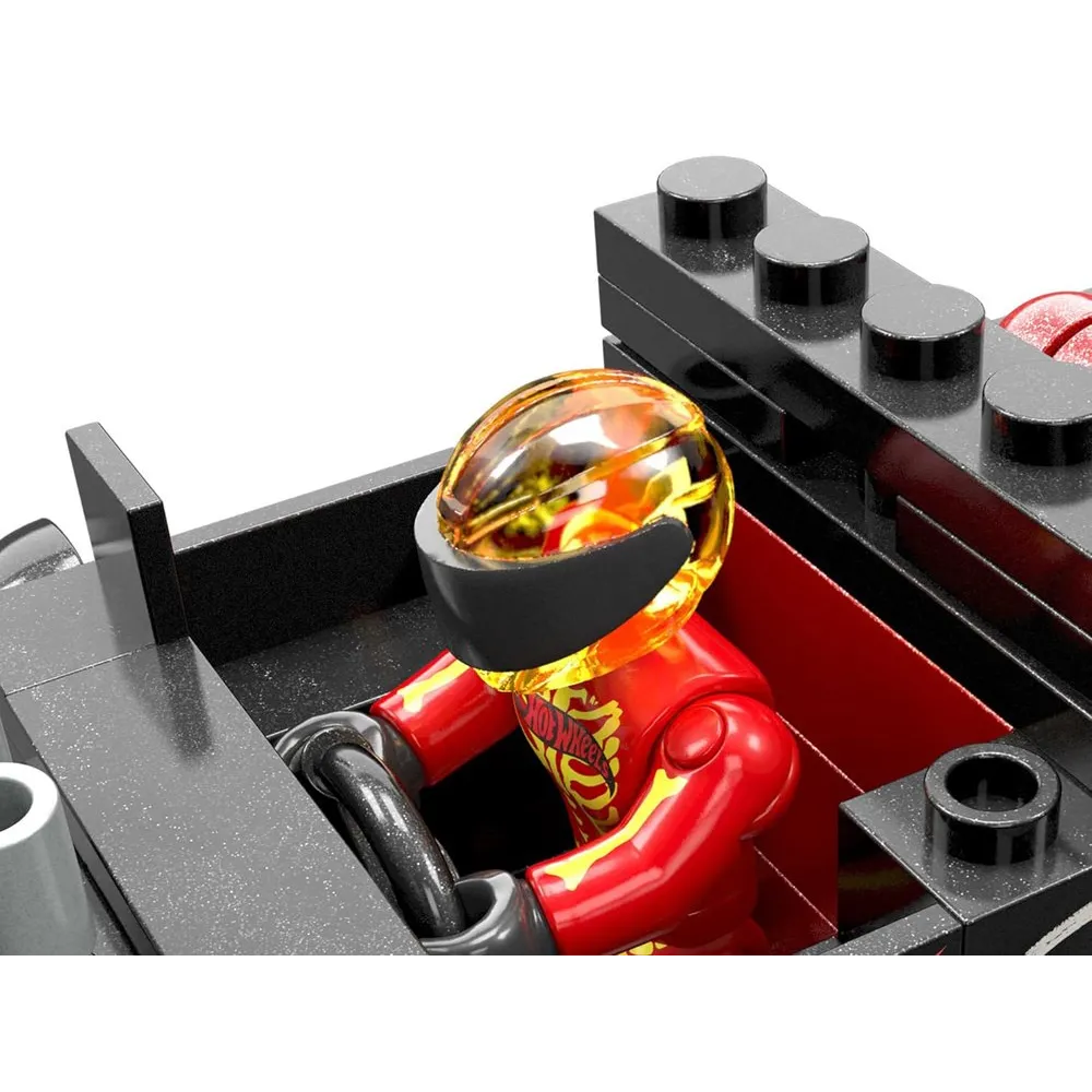 Rampa kaskaderska z zestawu Hot Wheels i monster truck w ruchu