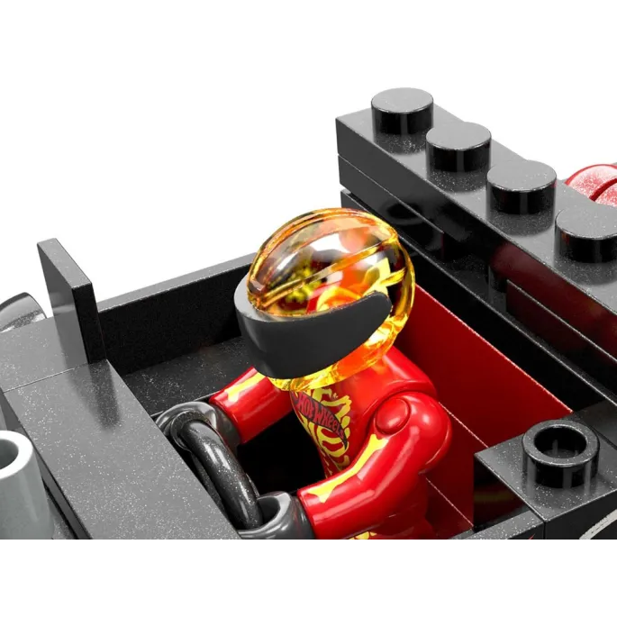 Rampa kaskaderska z zestawu Hot Wheels i monster truck w ruchu