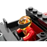 Rampa kaskaderska z zestawu Hot Wheels i monster truck w ruchu