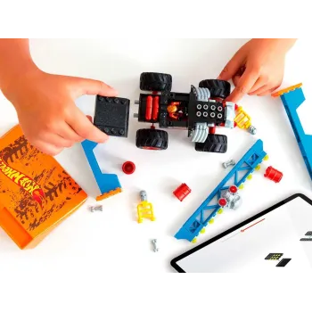 Kompatybilne elementy zestawu Hot Wheels Monster truck na białym tle