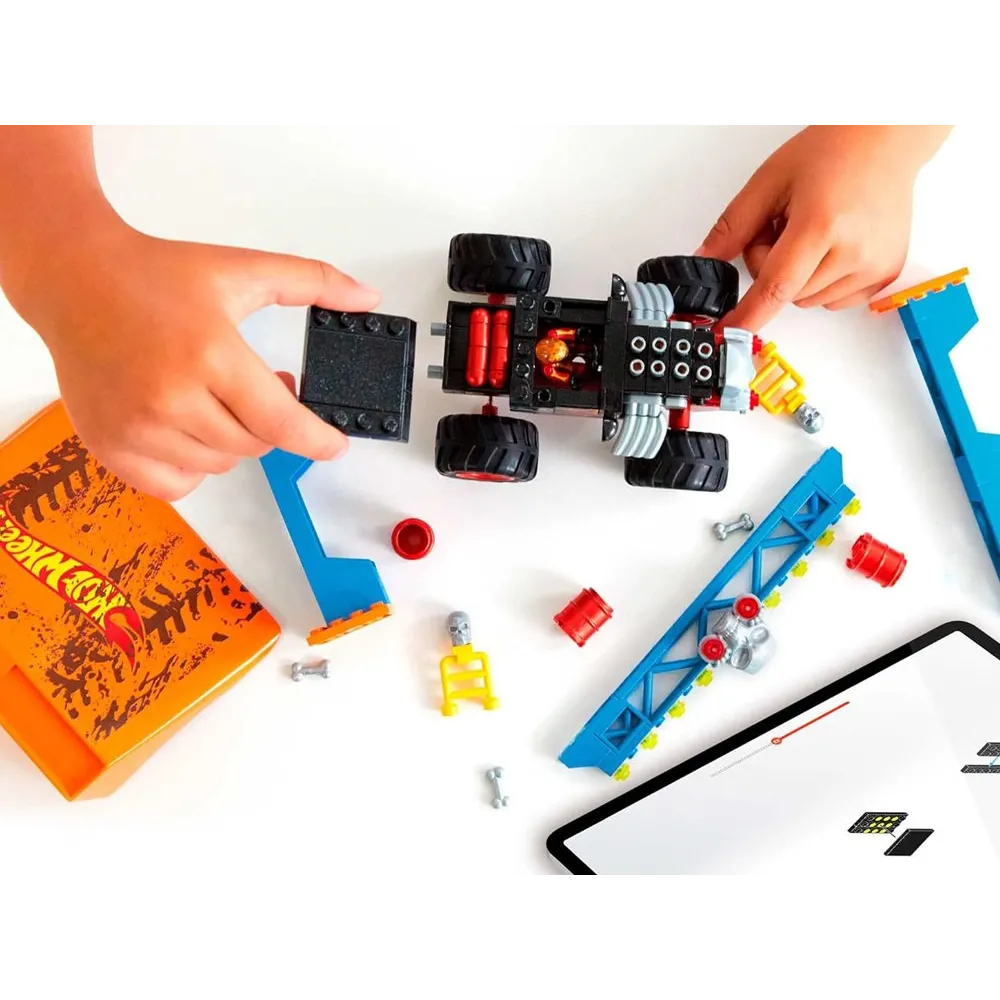 Kompatybilne elementy zestawu Hot Wheels Monster truck na białym tle