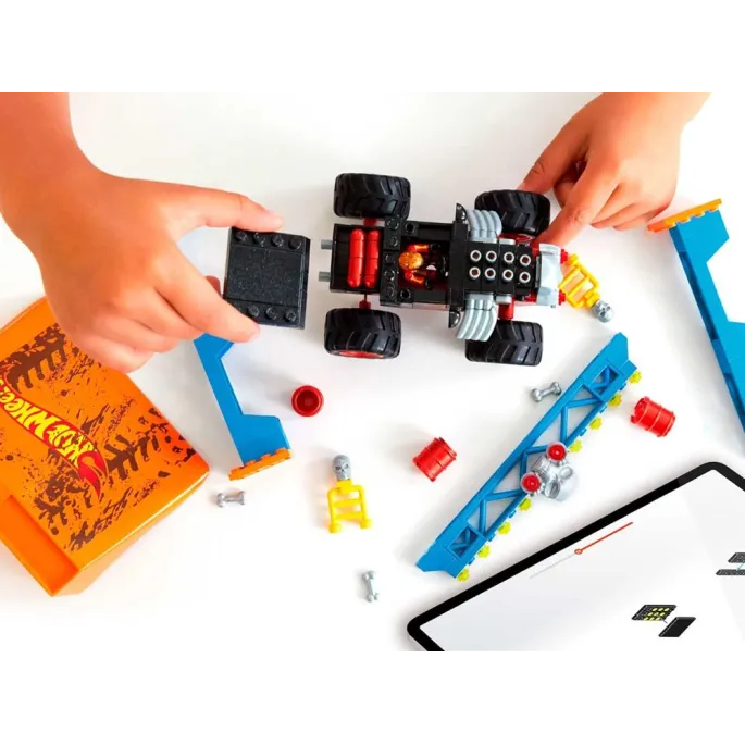 Kompatybilne elementy zestawu Hot Wheels Monster truck na białym tle