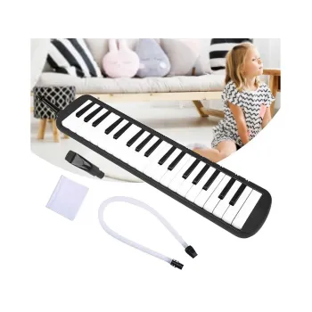 Melodyka ustawiona na stole wraz z ściereczką