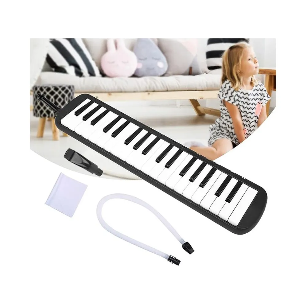 Melodyka ustawiona na stole wraz z ściereczką