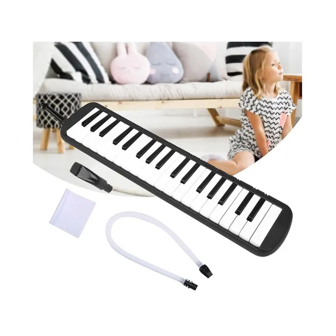 Melodyka ustawiona na stole wraz z ściereczką