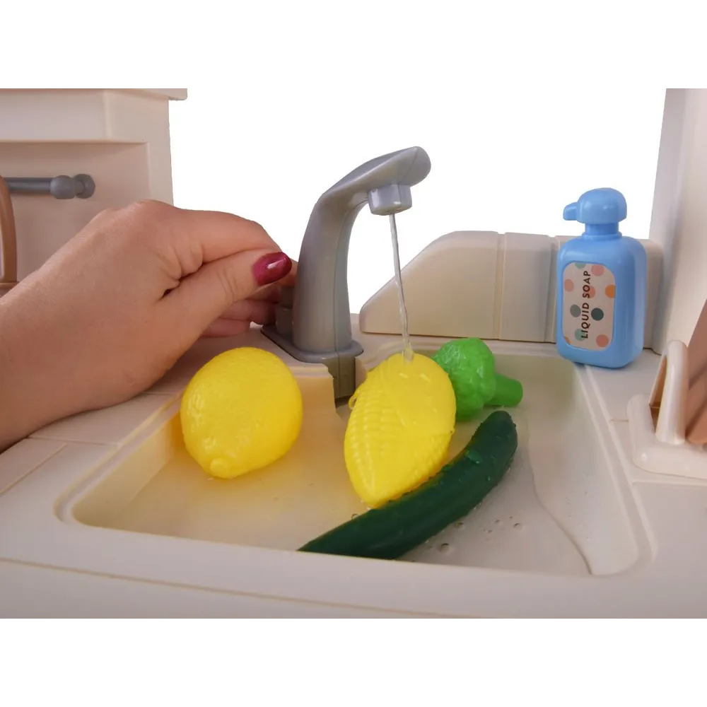 kuchnia dziecięca z bogatym wyposażeniem w jasnym kolorze