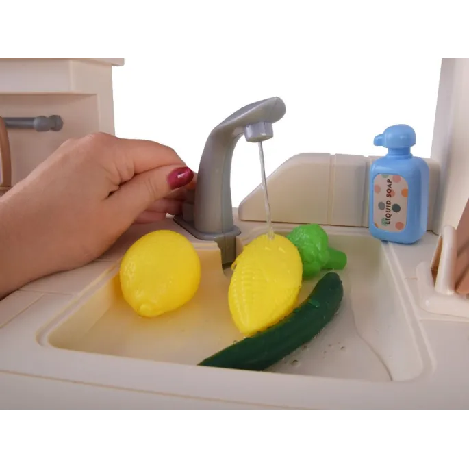 kuchnia dziecięca z bogatym wyposażeniem w jasnym kolorze